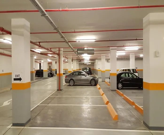 Sprinkler piping distribution across a parking level